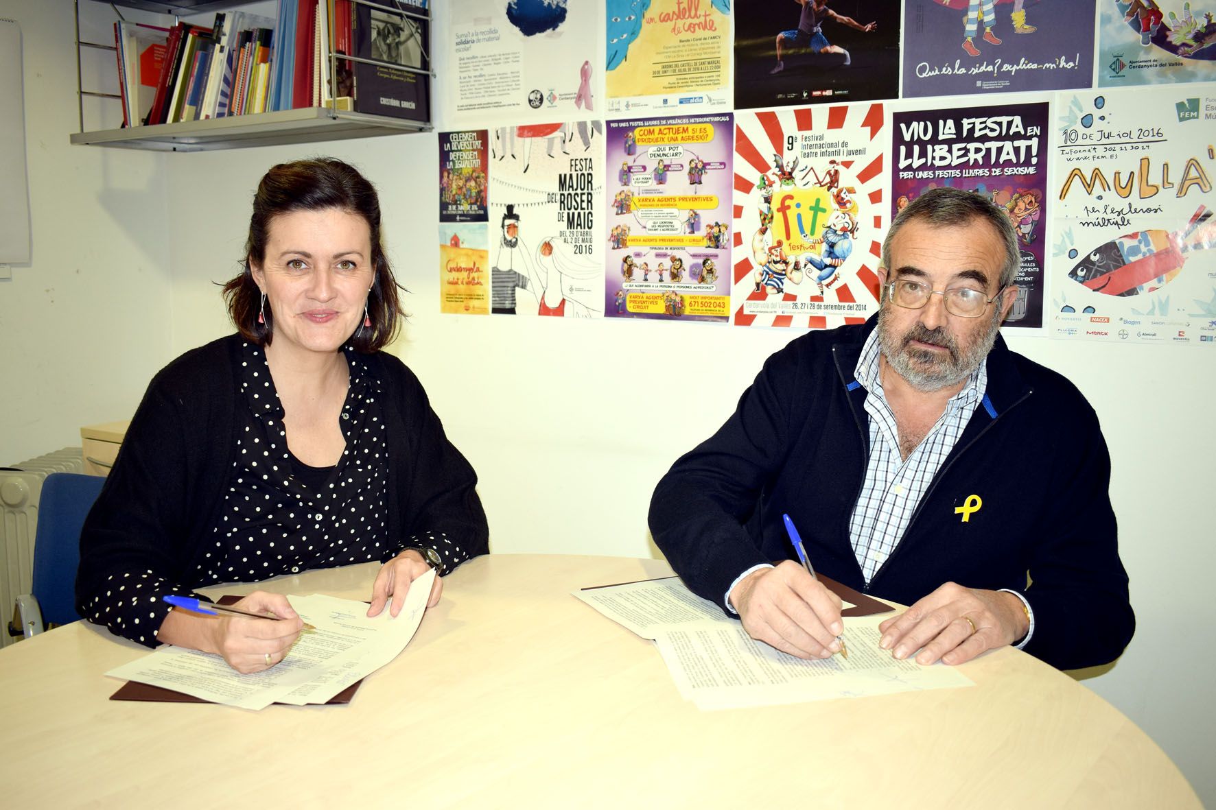 La regidora de Serveis Socials, Elvi Vila, i el president de l’Associació d’amics de Mossèn Rosell, Eduard  Lluís.