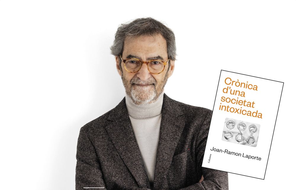 Joan Ramon Laporta i la portada del seu llibre 'Crònica d’una societat intoxicada'