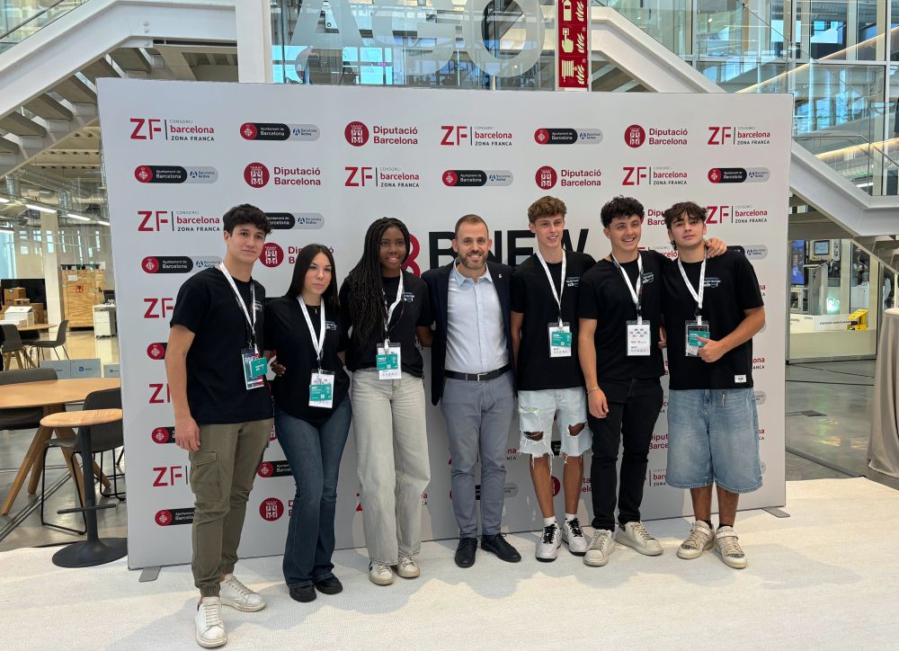 L'equip de Cerdanyola amb l'alcalde durant la inauguració del IV Talent Factory School