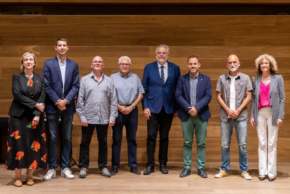 Fotos de família amb els guanyadors dels Premis Literaris 2024