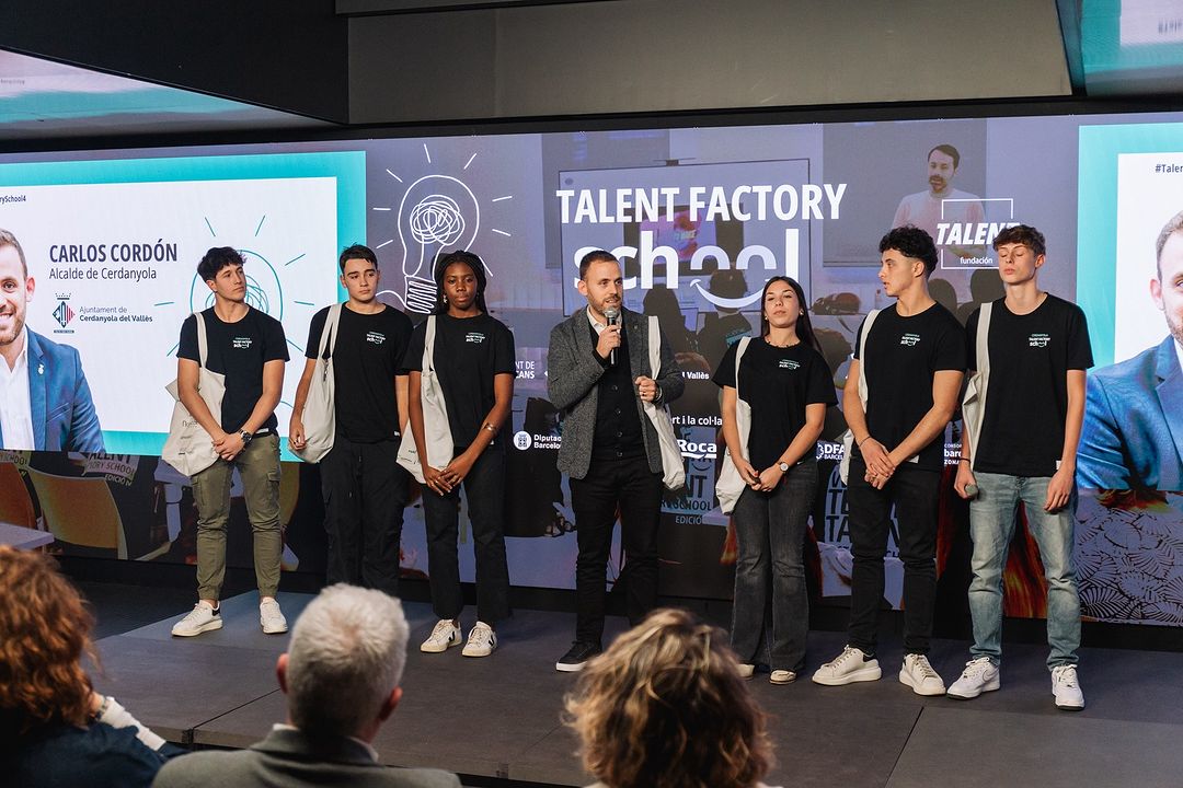 L'alcalde, Carlos Cordón, presentant a l'equip de Cerdanyola en la Final del Talent Factory School