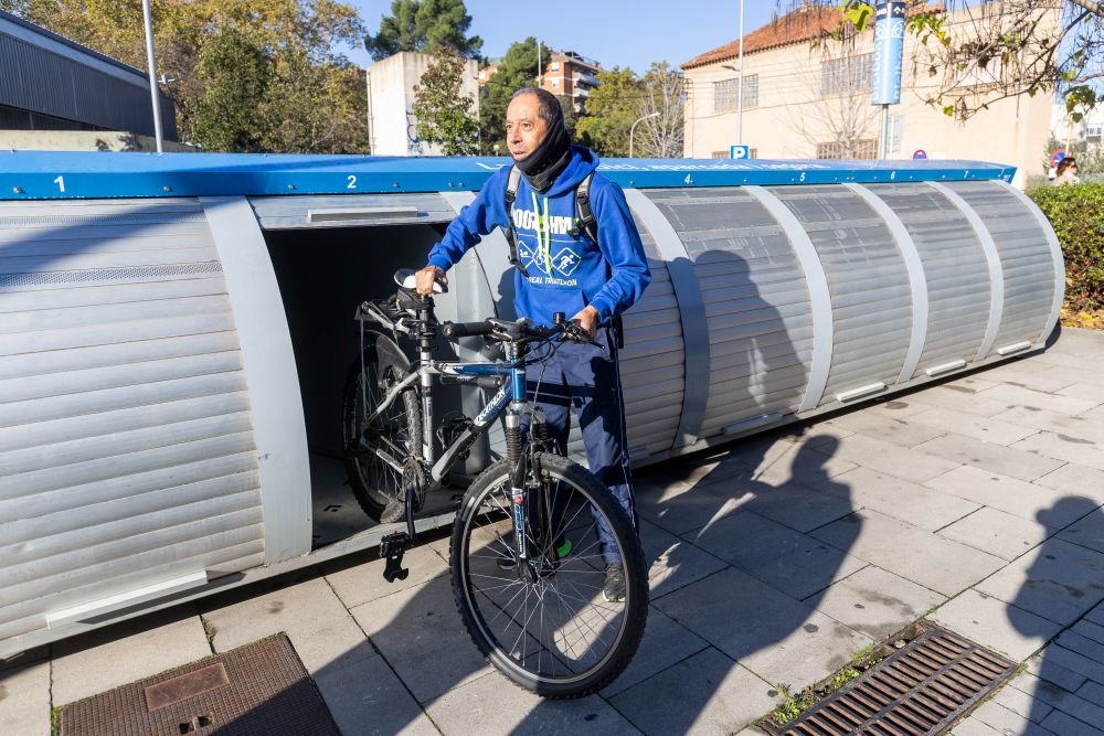 Ciutadà fent ús del nou bicibox instal·lat al CEM Can Xarau