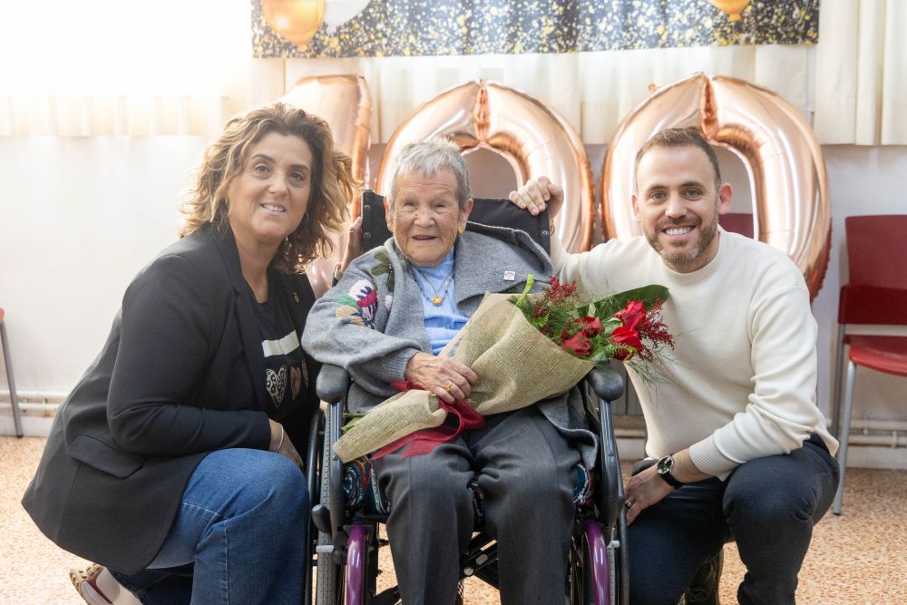 Pepi Rivera i Carlos Cordón amb la centenària Dolores Pascual López