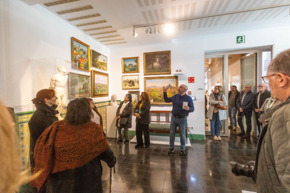 Moment de la visita a l'actualització de l'exposició permanent del MAC