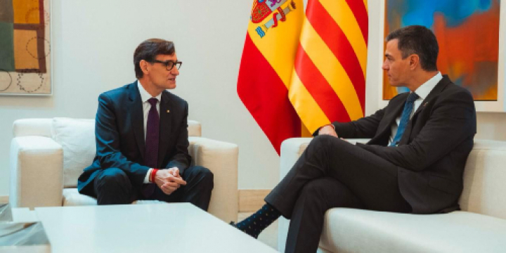 Moment de la trobada entre Salvador Illa i Pedro Sánchez