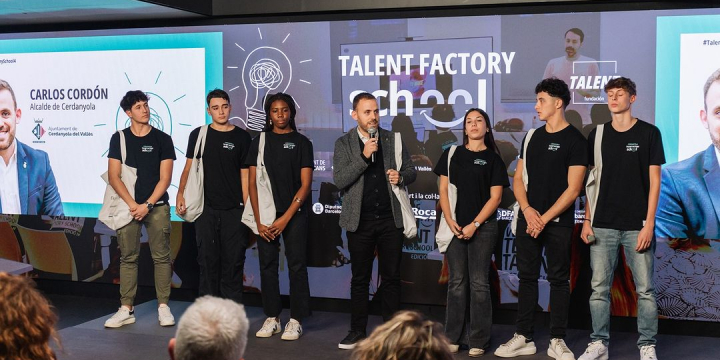 L'alcalde, Carlos Cordón, presentant a l'equip de Cerdanyola en la Final del Talent Factory School