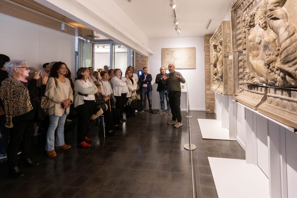 Moment de la presentació dels relleus Les Titànides d'Ismael Smtih