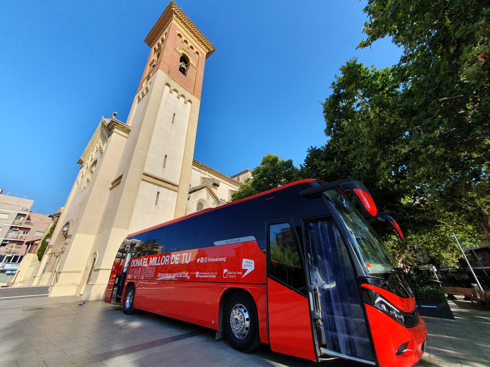 foto arxiu Unitat mòbil Banc de Sang a la plaça Abat Oliba