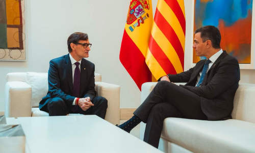 Moment de la trobada entre Salvador Illa i Pedro Sánchez