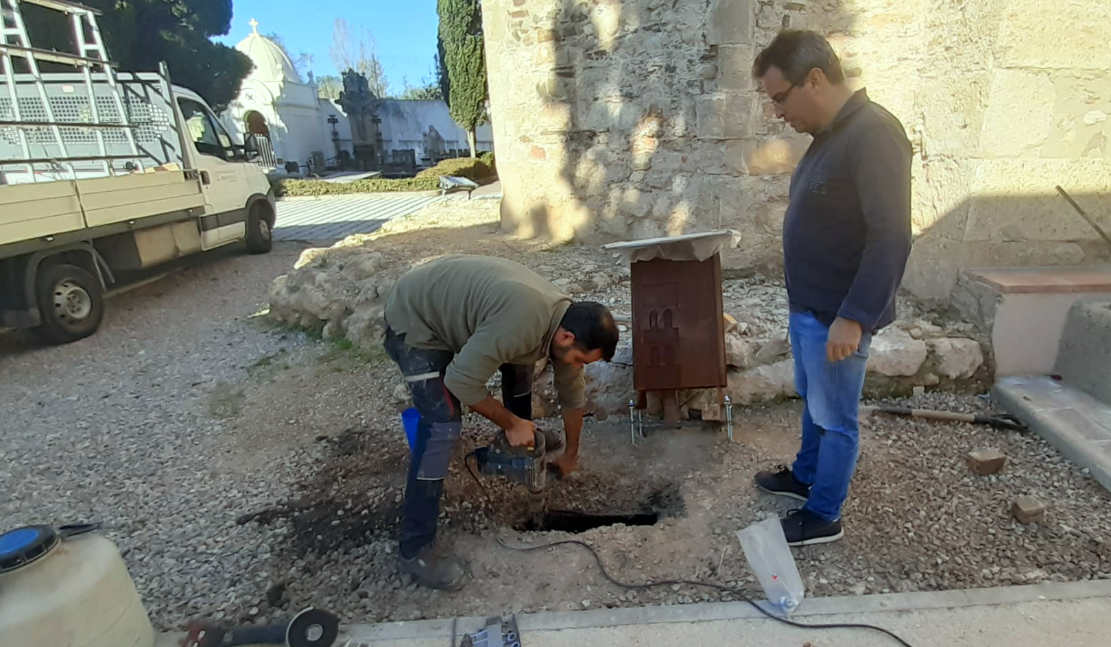 Col·locant la senyalització de les fosses comunes de la Guerra Civil al Cementiri Municipal