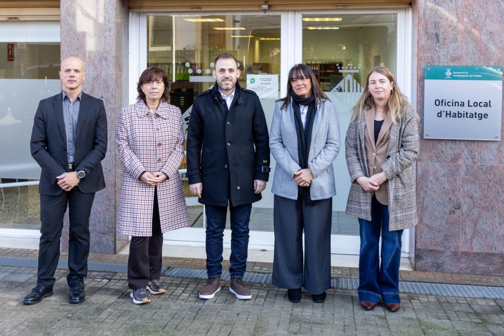 Roger de la Guerra, Sílvia Grau, Carlos Cordón, Gemma Badia i Sonia Rodríguez davant l'Oficina Municipal d'Habitatge