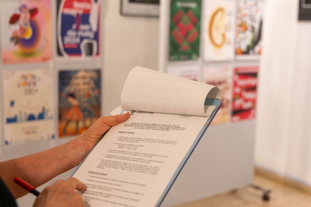 Moment de la reunió del jurat l'any passat per escollir el cartell guanyador