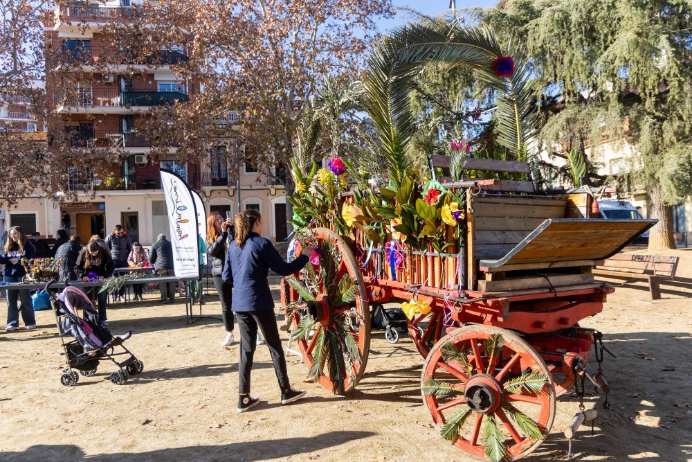 Taller de guarnir carros amb flors i verd