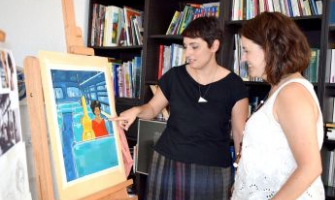 Olga Molina donant explicacions sobre la seva il·lustració a Elvi Vila